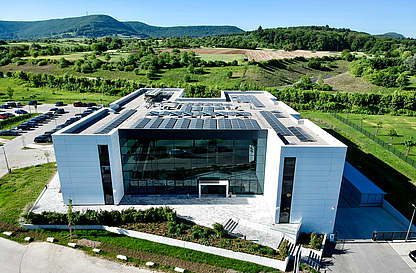 Die Fotovoltaik-Anlage auf dem Dach der Firmenzentrale in Metzingen liefert im Jahr rund 100 MW Strom. 