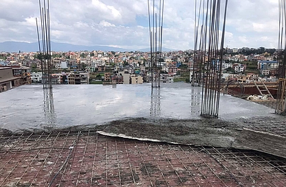 Die Bodenplatte wird gegossen vom Jodane Kinderhaus in Nepal 