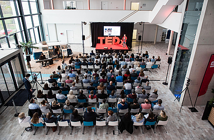 Wir sind stolz, die TEDx Metzingen in unseren Firmenräumen ausrichten zu dürfen. So kommen viele verschiedene Menschen zu wichtigen Themen und Denkanstößen zusammen.